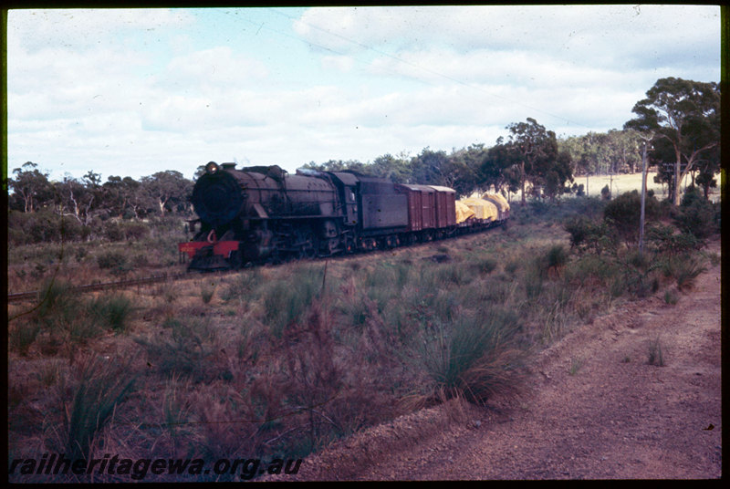 T06515
V Class 1222, goods train, yellow tarps, BN line
