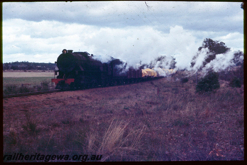 T06516
V Class 1222, goods train, yellow tarps, BN line
