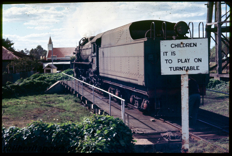 T06520
V Class 1206, on turntable, warning sign, 