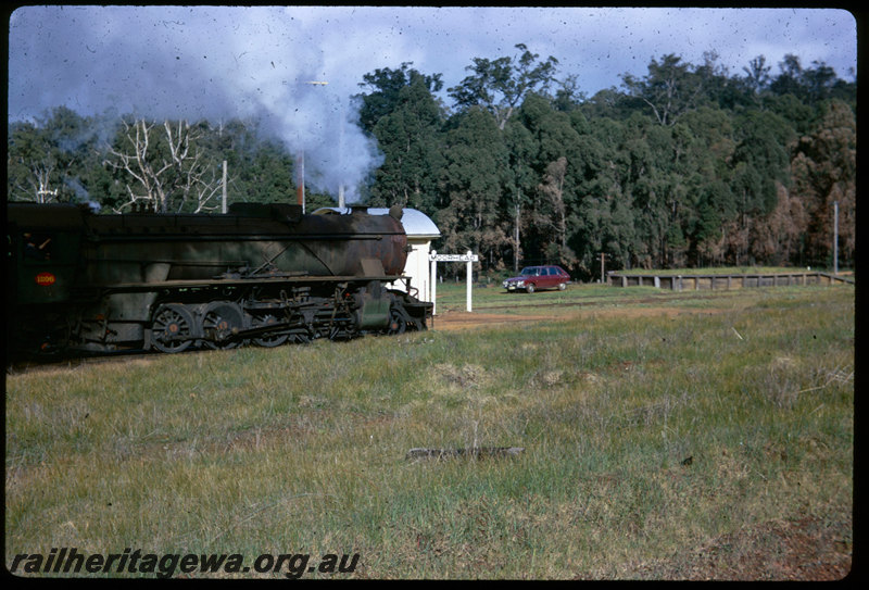 T06541
V Class 1206, goods train, Moorhead, station sign, staff cabin, loading platform, BN line
