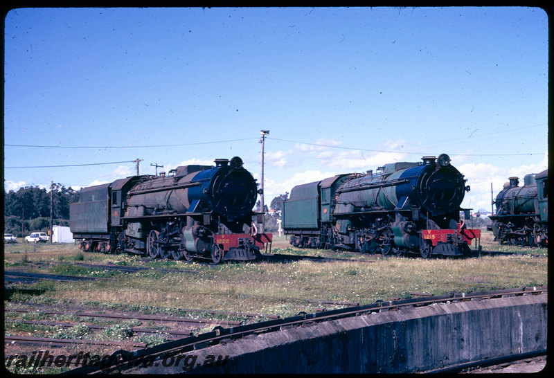 T06593
V Class 1222, V Class 1215, stabled on turntable fan, turntable pit, Collie loco depot
