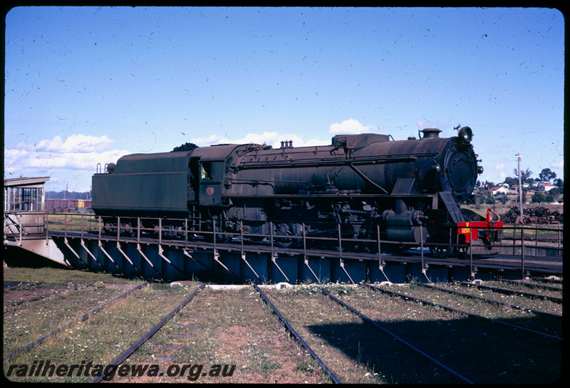 T06594
V Class 1209. on turntable, Collie loco depot
