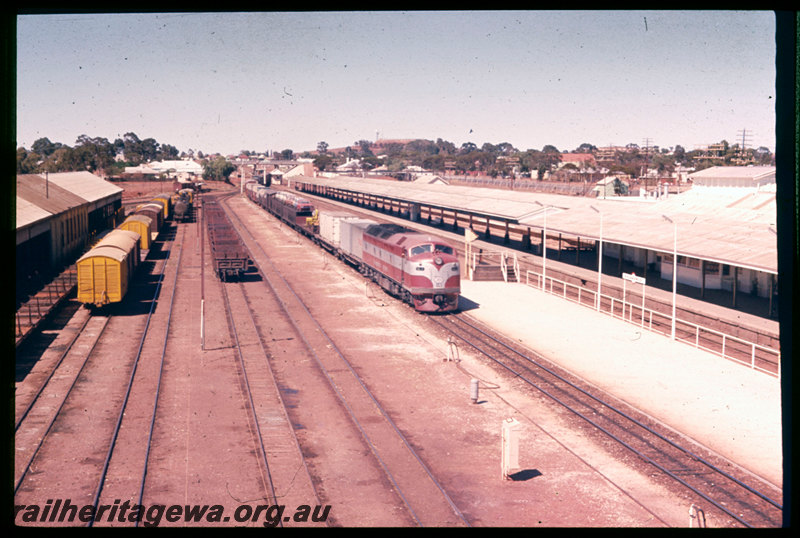 T06657
Commonwealth Railways CL Class 1, westbound goods train, Kalgoorlie, station building, station nameboard, platform, EGR line
