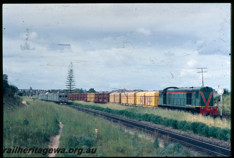 T06789
C Class 1702, Up goods train, ADK/ADB Class railcar four-car set, Down suburban passenger service, Shenton Park, searchlight signal, ER line
