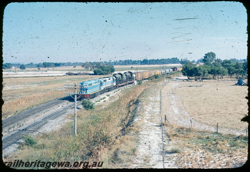 T06826
L Class 275 and L Class 258 with W Class 933 and W Class 934 steam locomotives loaded on Commonwealth Railways QB Class 2407 and QB Class 2406 12-wheel flat wagons bound for Port Augusta, photo taken from Kalamunda Road overpass, High Wycombe
