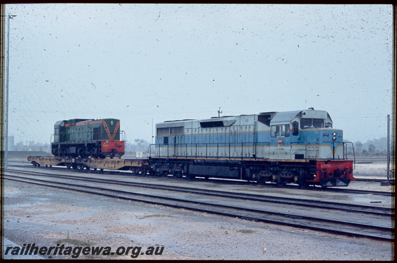T06828
L Class 270 with A Class 1507 loaded on WFL Class 30060 and WFL Class 30059 semi-permanently coupled transporter wagon, Forrestfield
