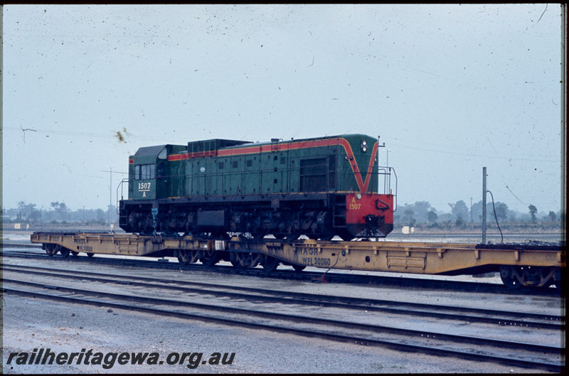 T06830
A Class 1507 loaded on WFL Class 30060 and WFL Class 30059 semi-permanently coupled transporter wagon, Forrestfield
