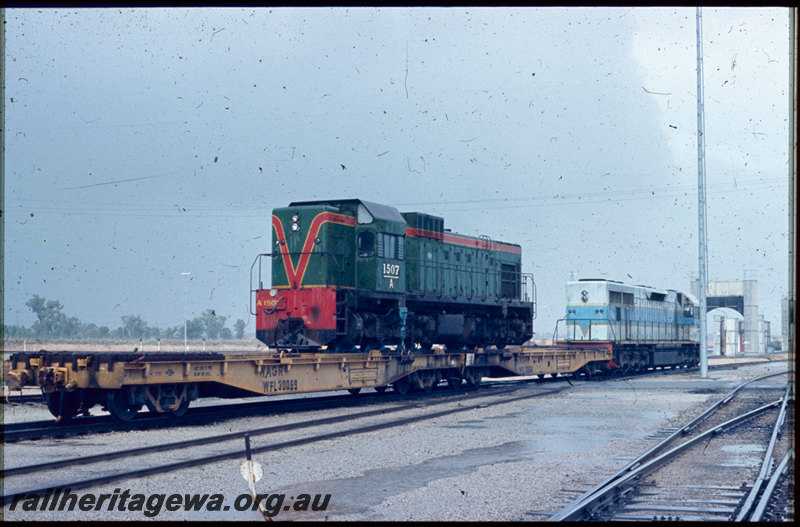 T06831
L Class 270 with A Class 1507 loaded on WFL Class 30060 and WFL Class 30059 semi-permanently coupled transporter wagon, Forrestfield
