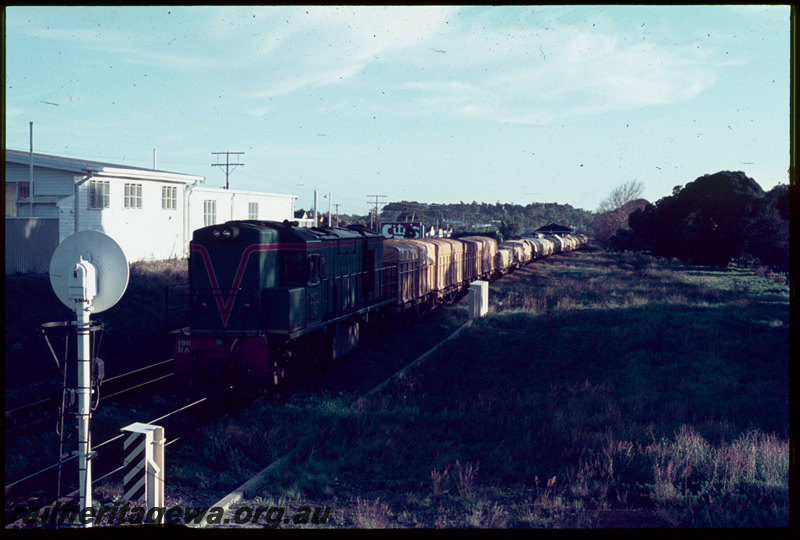 T06833
RA Class 1911, Down goods train, Daglish, searchlight signal, relay cabinet, ER line
