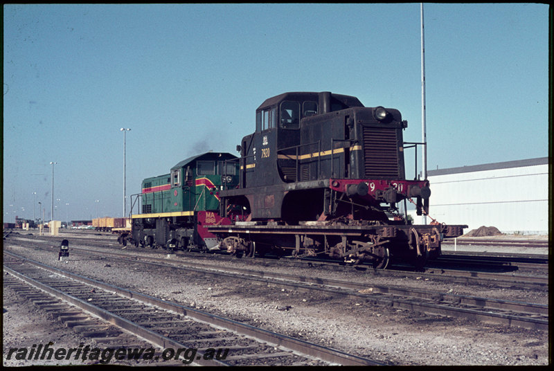 T06863
MA Class 1861, shunting ex-NSWGR 79 Class 7920 loaded on QCE Class 23594 flat wagon, shunters float, Forrestfield, 79 Class bound for Geraldton to be shipped to British Phosphate Commissioners on Christmas Island, ground shunt signal
