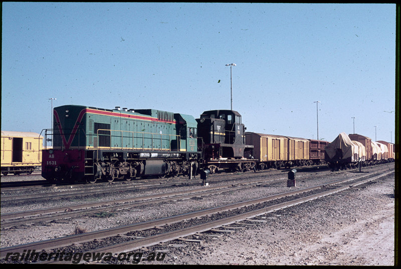 T06864
AB Class 1531, ex-NSWGR 79 Class 7920 loaded on QCE Class 23594 flat wagon in consist, shunters float, Forrestfield, 79 Class bound for Geraldton to be shipped to British Phosphate Commissioners on Christmas Island, ground shunt signal
