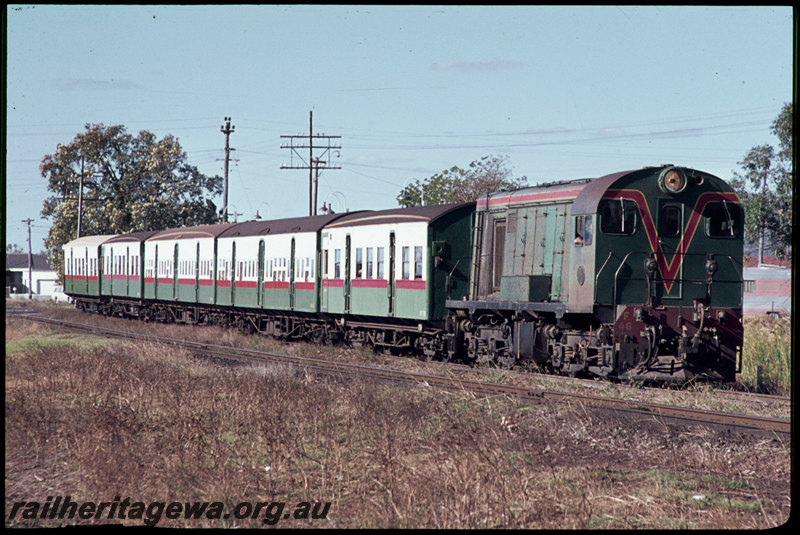T06905
F Class 46, Down suburban passenger service, Stokely, Albany Highway level crossing, SWR line
