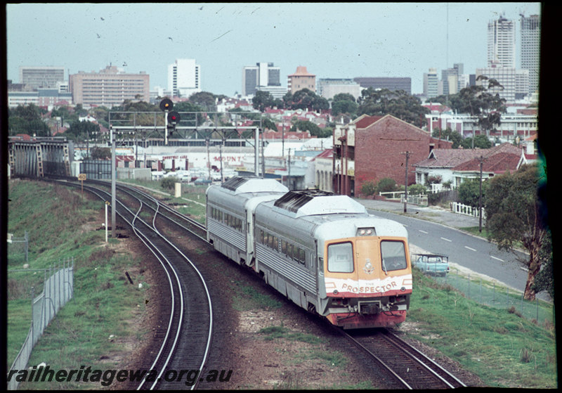 T06933
Two-car Prospector railcar, departing Perth Terminal, Mount Lawley, subway, signal gantry, ER line
