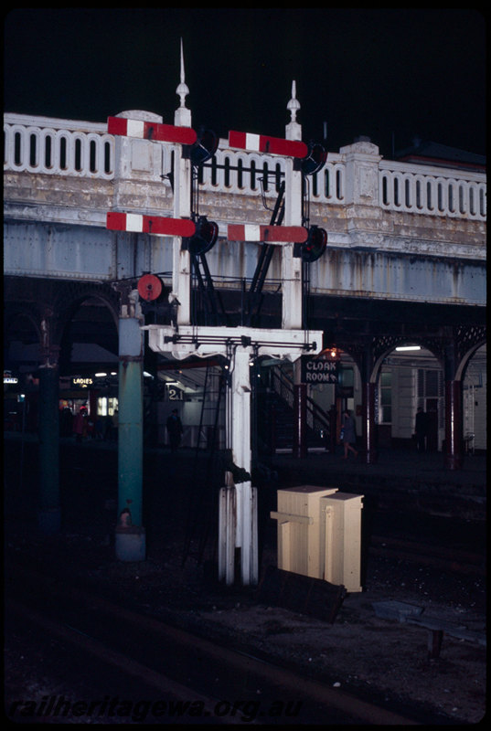 T06943
Semaphore bracket signal, shunt dolly, Horseshoe Bridge, relay cabinets, City Station, Perth, ER line, night photo
