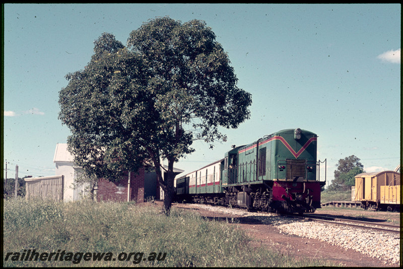 T06968
R Class 1904, tour train, Gingin, station building, loading ramp, MR line
