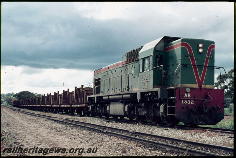 T07007
AB Class 1532, loaded iron ore train bound for Wundowie, NW Class wagons with iron ore containers, Spring Hill, ER line
