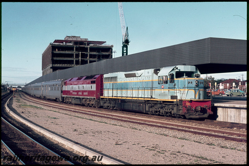 T07015
L Class 261, piloting Australian National Railways CL Class 15, 