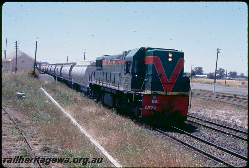 T07037
DA Class 1574, Down alumina train, XF Class alumina wagons, Pinjarra, platform, station building, SWR line
