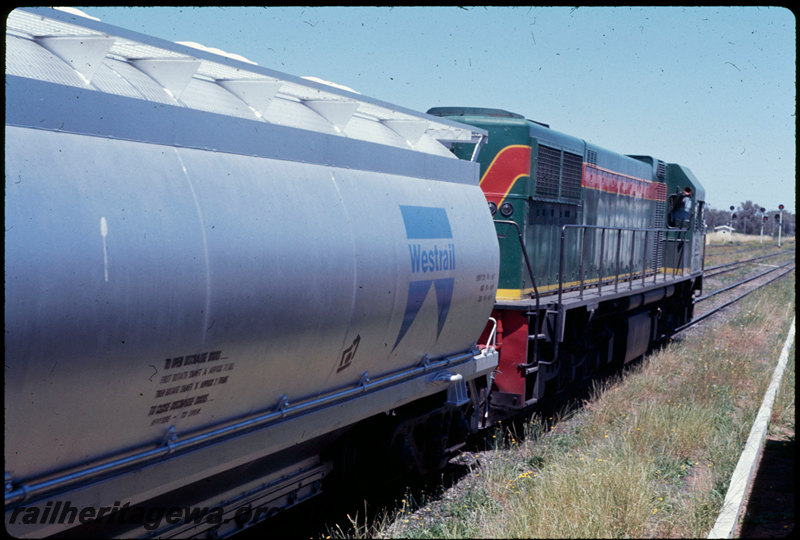 T07038
DA Class 1574, Down alumina train, XF Class alumina wagon, Pinjarra, searchlight signals, SWR line
