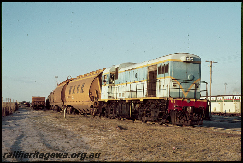 T07054
H Class 1, shunting WW Class grain wagons, Leighton Yard
