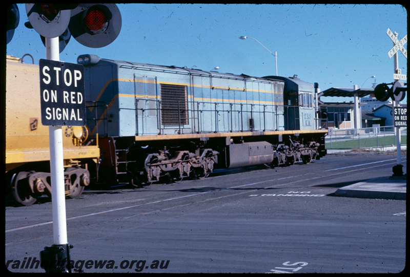 T07068
KA Class 213, Up grain train, WXW Class grain wagon, narrow gauge XW Class grain wagon on standard gauge bogies, Philimore Street level crossing, Fremantle, FA line
