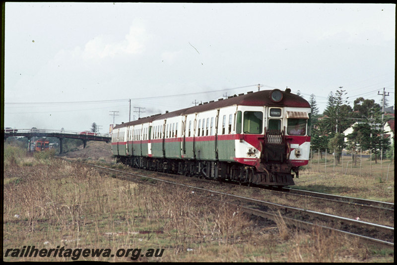 T07100
ADG/ADA/ADG/ADA Class railcar set, Up suburban passenger service, ADG/AYE/ADG Class railcar set, Down suburban passenger service, between Cottesloe and Grant Street, Eric Street Bridge, ER line
