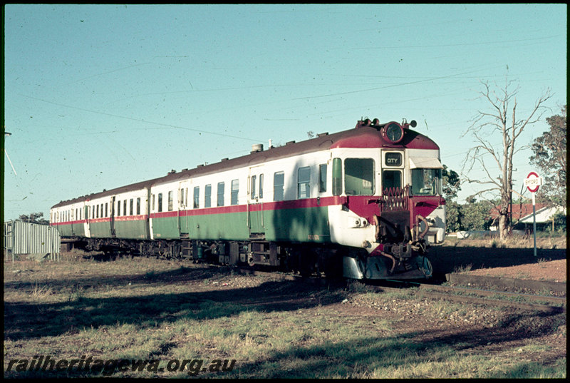 T07107
ADX Class 670, with ADA/ADX Class railcar set, Up suburban passenger service, Byford, low level platform, station sign, SWR line
