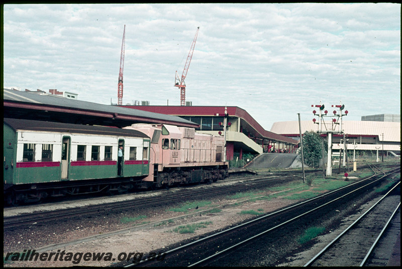 T07109
A Class 1513, pink undercoat, AYF Class 702 carriage, departing on Up suburban passenger service, City Station, Perth, semaphore bracket signal, Wellington Street Bus Station, Perth Entertainment Centre, ER line
