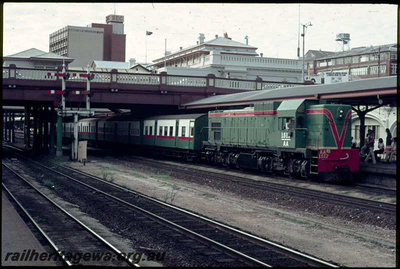 T07112
AA Class 1517, Up suburban passenger service, City Station, Perth, semaphore bracket signal, platform, canopy, station buildings, Horseshoe Bridge, ER line
