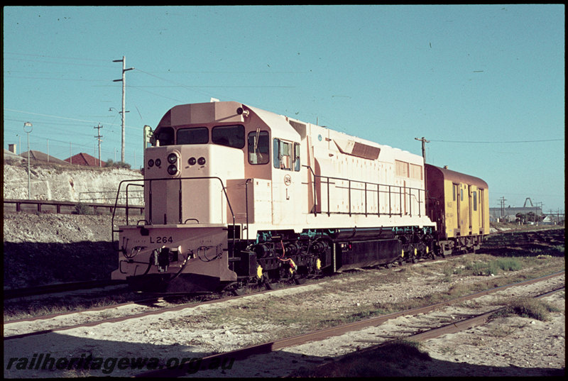 T07118
L Class 264, pink undercoat, shunting WBC Class 864 brakevan, Leighton Yard, Leighton station platform in background, ER line
