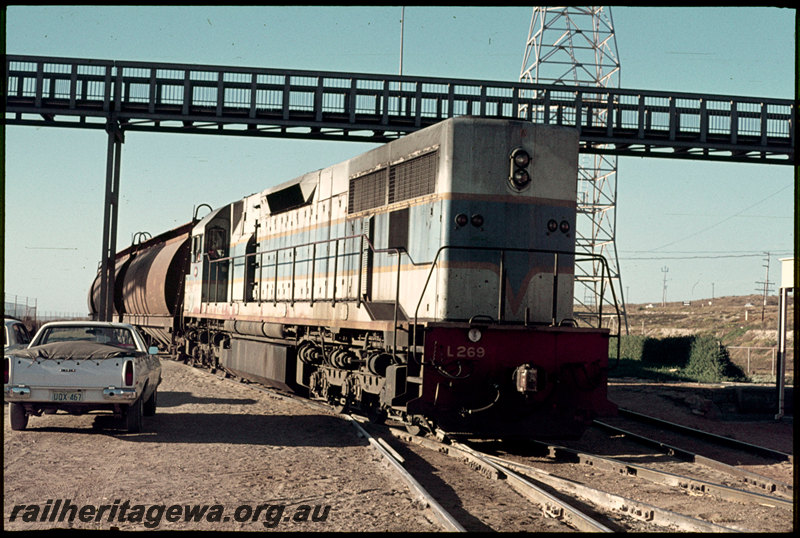 T07119
L Class 269, departing Leighton Yard on an empty grain train, footbridge

