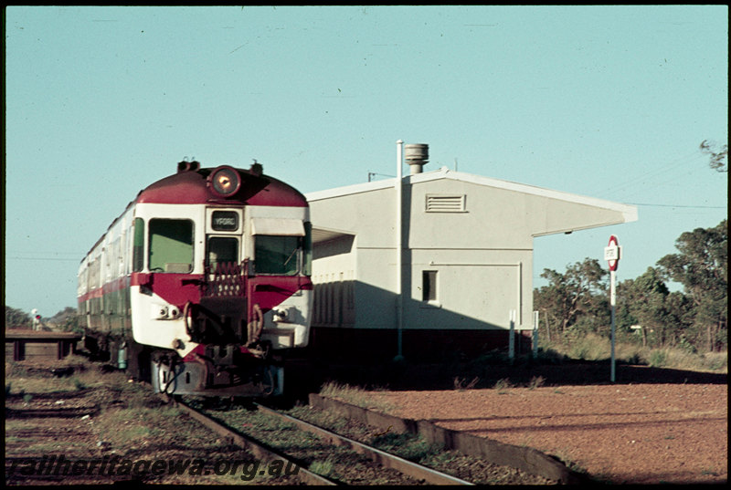 T07125
ADX Class 670 with ADA/ADX Class railcar set, suburban passenger service, Byford, station building, low level platform, station sign, loading ramp, SWR line
