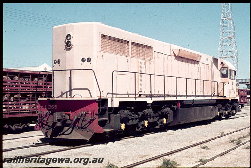 T07130
L Class 265, pink undercoat, SA Class 23694 bogie sheep wagon, Leighton Yard, light tower, footbridge
