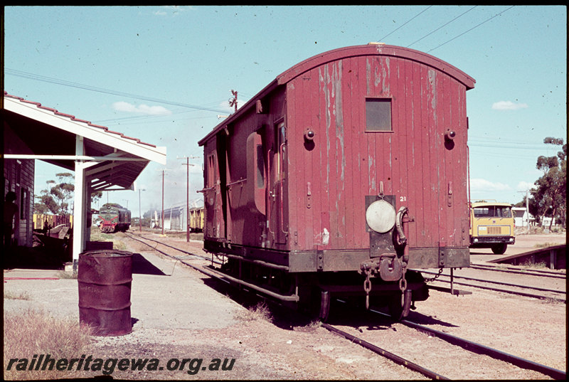 T07142
Z Class 521 brakevan, two unidentified XA Class shunting in background, Newdegate, WLG line 
