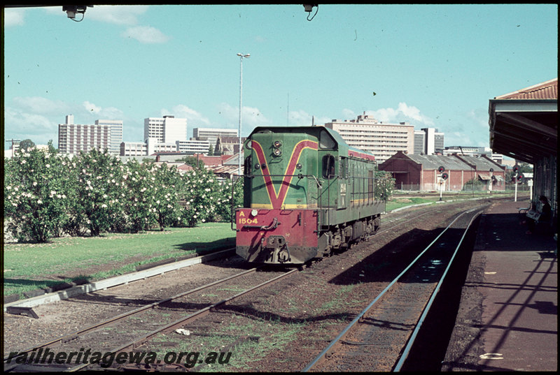 T07150
A Class 1504, light engine, Claisebrook, platform, station building, searchlight signals, SWR line
