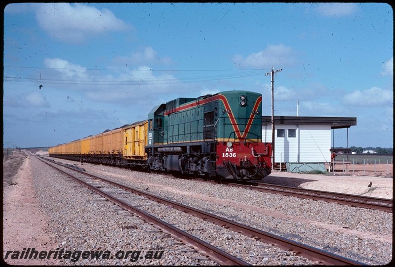 T07163
AB Class 1536, loaded mineral sands train, ilmenite containers, QW Class wagons converted from ex-W Class steam locomotive tender underframes, Dongara, station building, MR line
