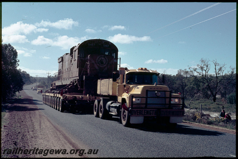 T07171
Mount Newman Mining ALCo M636 5467 built by AE Goodwin, locomotive on 12-axle low-loader with two Mack Truck R Series ballast tractors, bound for Bassendean for rebuild by Vickers-Hoskin, Great Northern Highway, north of Perth

