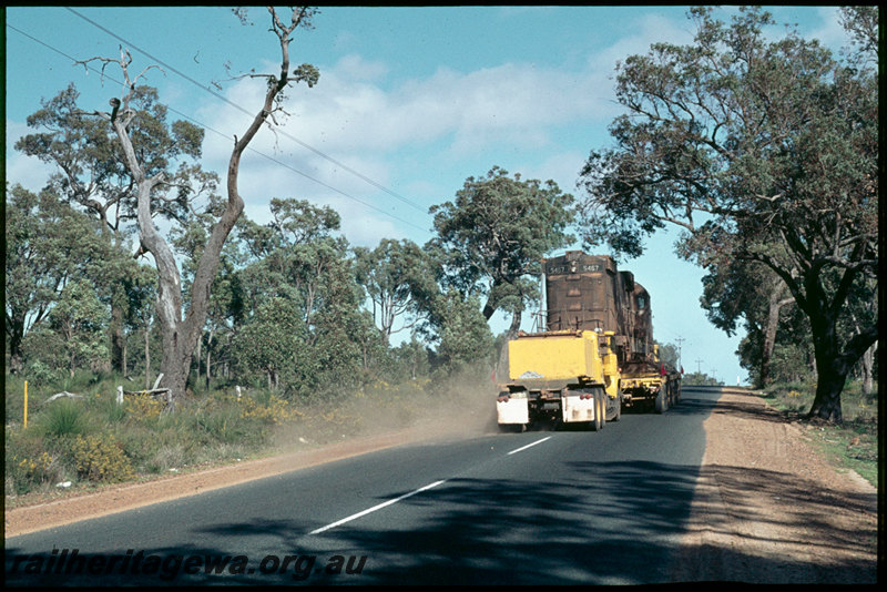 T07172
Mount Newman Mining ALCo M636 5467 built by AE Goodwin, locomotive on 12-axle low-loader with two Mack Truck R Series ballast tractors, bound for Bassendean for rebuild by Vickers-Hoskin, Great Northern Highway, north of Perth
