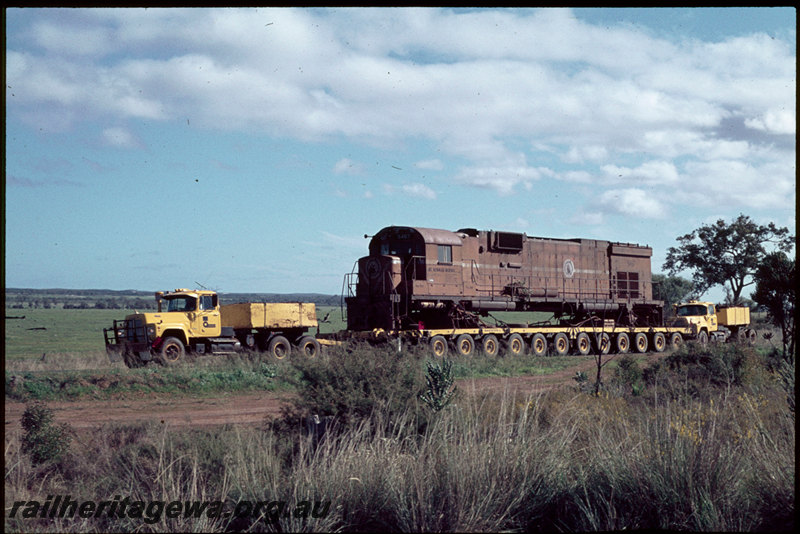T07173
Mount Newman Mining ALCo M636 5467 built by AE Goodwin, locomotive on 12-axle low-loader with two Mack Truck R Series ballast tractors, bound for Bassendean for rebuild by Vickers-Hoskin, Great Northern Highway, north of Perth
