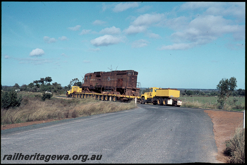 T07174
Mount Newman Mining ALCo M636 5467 built by AE Goodwin, locomotive on 12-axle low-loader with two Mack Truck R Series ballast tractors, bound for Bassendean for rebuild by Vickers-Hoskin, Great Northern Highway, north of Perth
