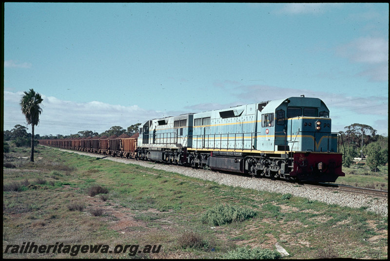 T07176
L Class 261 double heading with another L Class, Up loaded iron ore train, WO/WOA Class iron ore wagons, between Cunderdin and Meckering, EGR line

