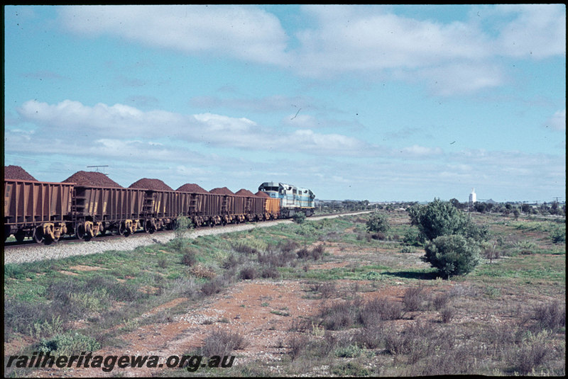 T07177
L Class 261 double heading with another L Class, Up loaded iron ore train, WO/WOA Class iron ore wagons, between Cunderdin and Meckering, Meckering CBH silo in background, EGR line

