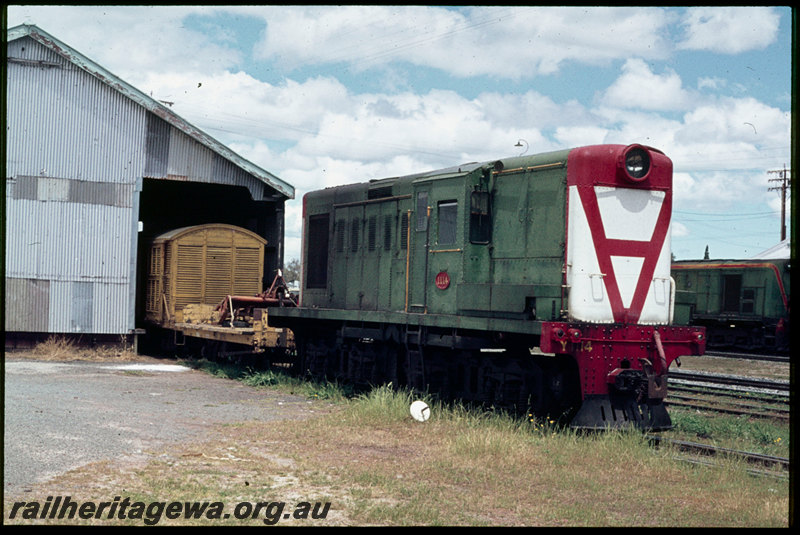 T07184
Y Class 1114, stabled, Pinjarra, goods shed, cheeseknob, F Class 44 on Hotham Valley tour train to Dwellingup in background, SWR line
