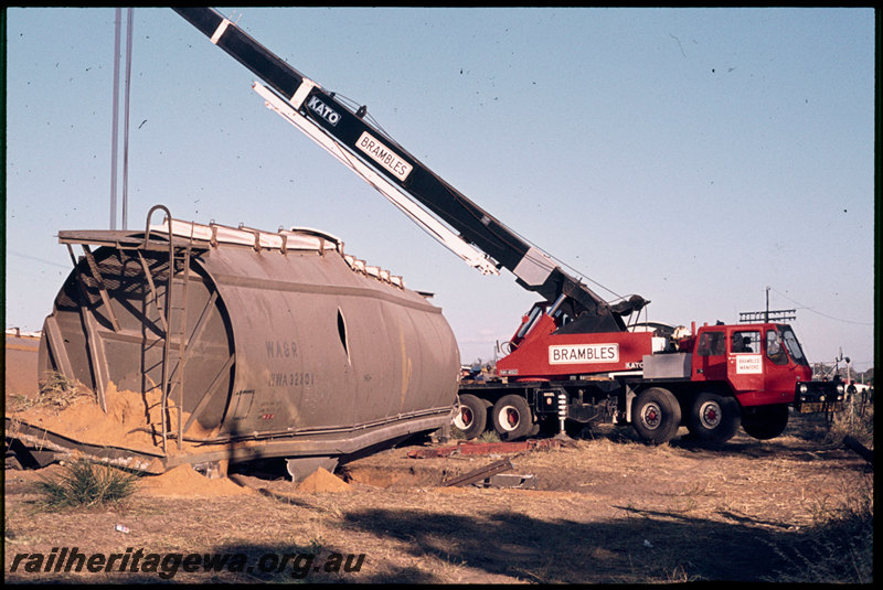 T07194
Grain train derailment, Spearwood, WWA Class 32301, note yellow wheat ear logo, Brambles crane
