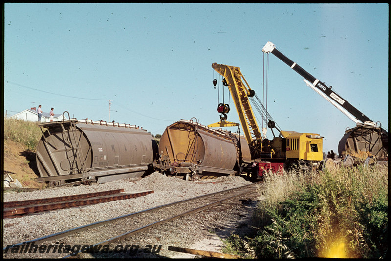T07195
Grain train derailment, Spearwood, Cowans Sheldon 60 ton breakdown crane No. 31, Brambles crane
