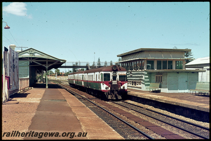 T07205
ADG/ADA/ADG Class railcar set, Down suburban passenger service, Cottesloe, station building, platform, signal cabin, ER line
