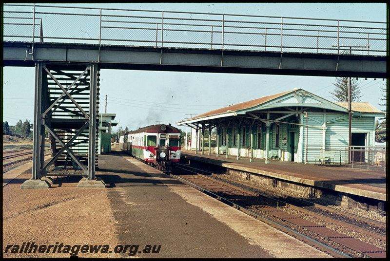 T07210
ADG/ADA/ADG Class railcar set, Down suburban passenger service, Cottesloe, station buildings, platform, signal cabin, footbridge, ER line
