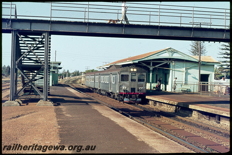 T07211
ADK/ADB Class railcar set, Up suburban passenger service, Cottesloe, station buildings, platform, signal cabin, footbridge, ER line
