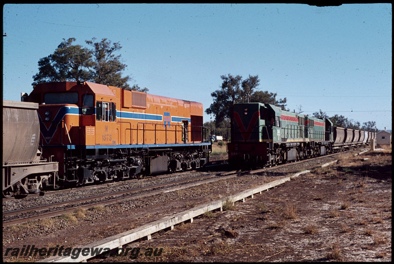 T07271
N Class 1873, loaded bauxite train, crossing D Class 1565 with unidentified D Class, empty bauxite train, Mundijong, relay cabin, SWR line
