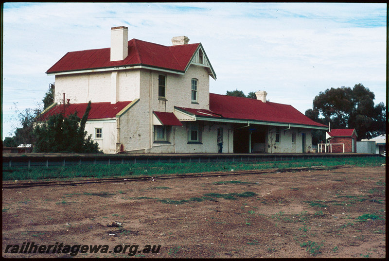 T07287
Stone station building, platform, Walkaway, MR line
